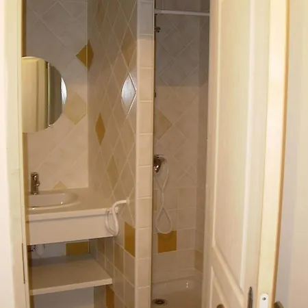 Domaine De Lamartine Bed & Breakfast *